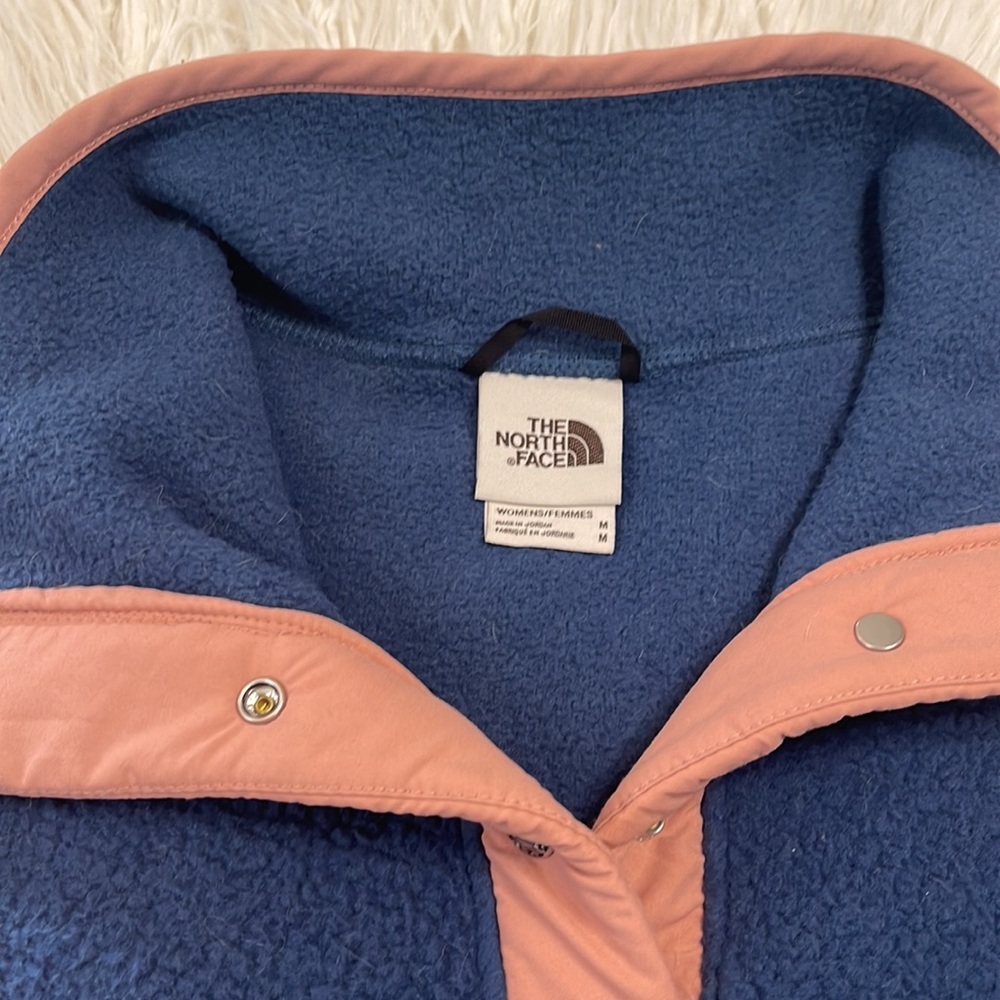 The North Face Women's Cragmont Fleece
1/4 Snap Pullover - Size: Medium NWOT - Picture 8 of 14